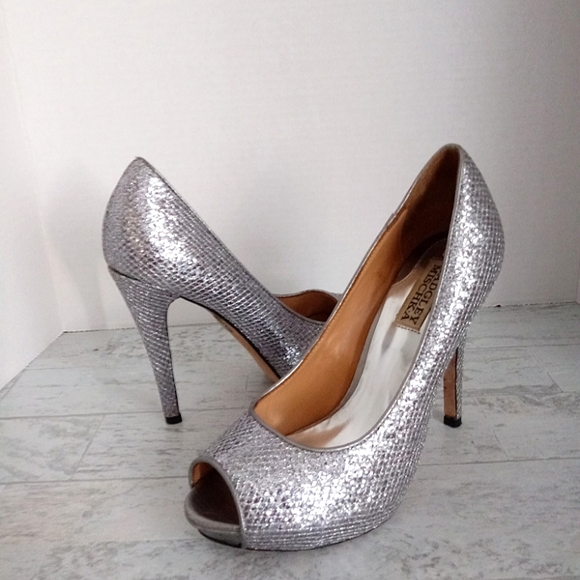 Excellent Used Pair Of Badgley Mischka Humbie II Silver Peep Toe Heels Size 7.5 - Picture 1 of 7